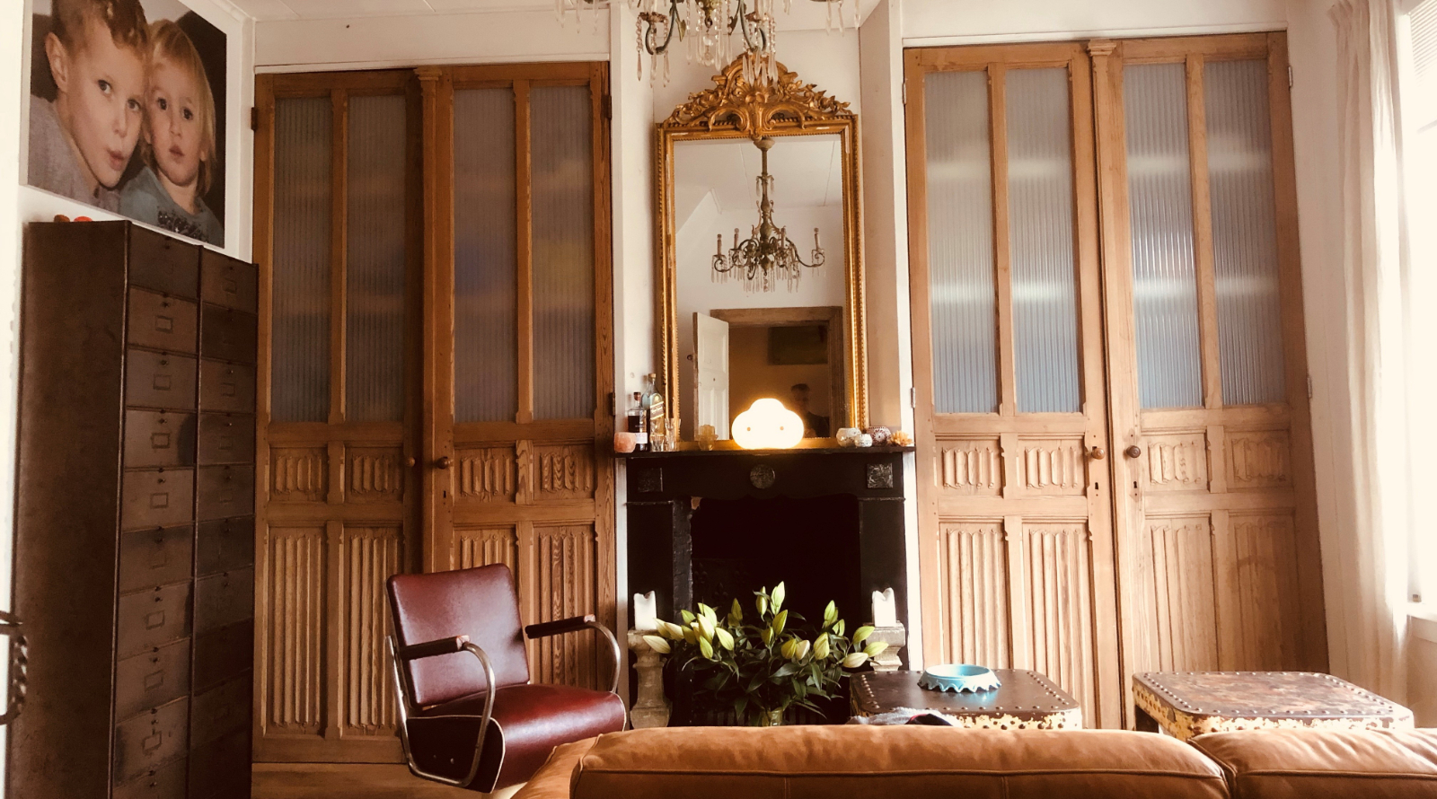 Interieur met oude paneeldeuren en vintage meubels