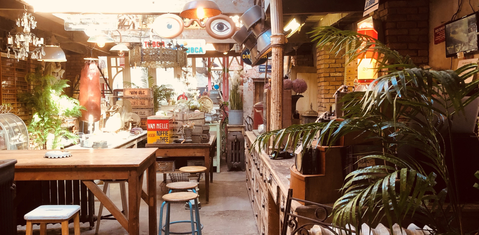 Interieur van antieke brocante zaak met oude deuren en toonbanken