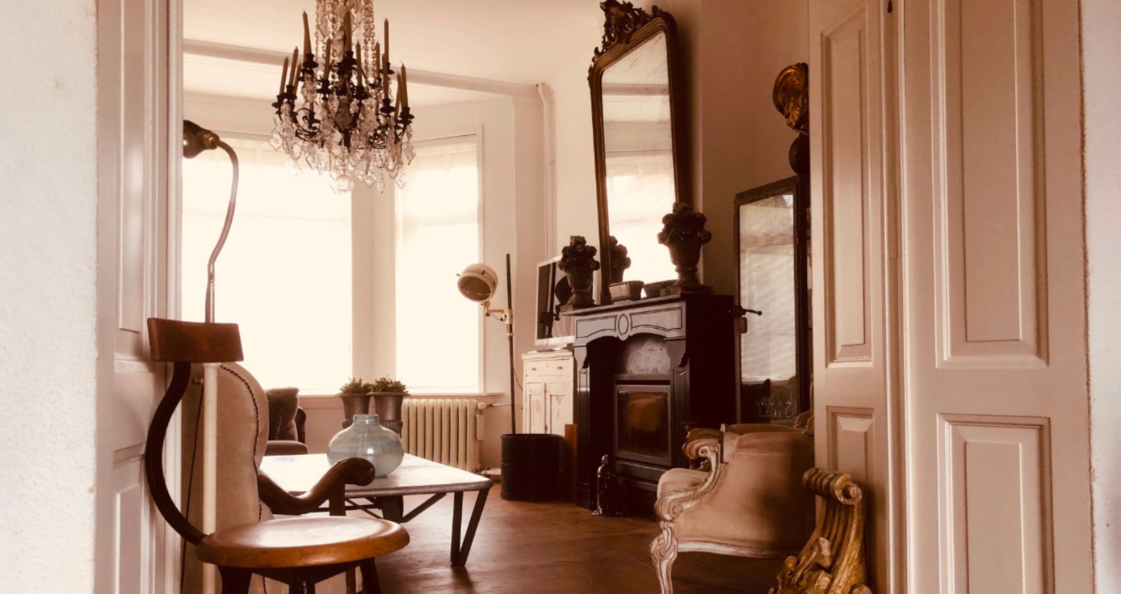 Klassiek salon met kroonluchter en antieke spiegel